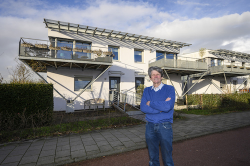 Hans Visscher bij zijn woning