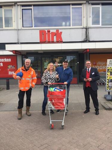 Winnares Agnes met een kar vol boodschappen